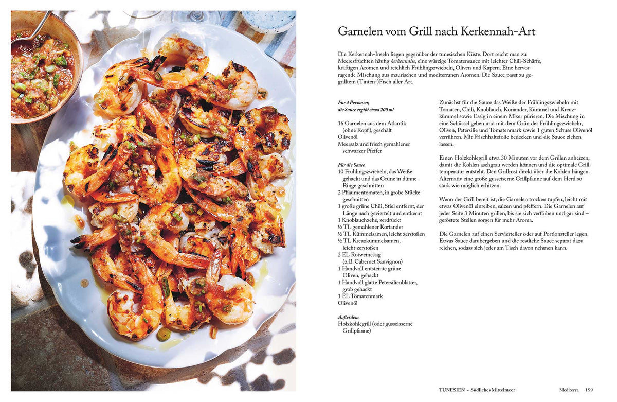 Gegrillte Garnelen mit sichtbaren Kräutern und Zitronenscheiben auf einem Teller im Freien.