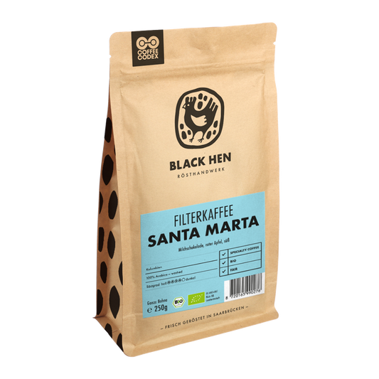 Bio Filterkaffee SANTA MARTA in brauner Tüte mit blauem Etikett und schwarzem Logo auf der Vorderseite.