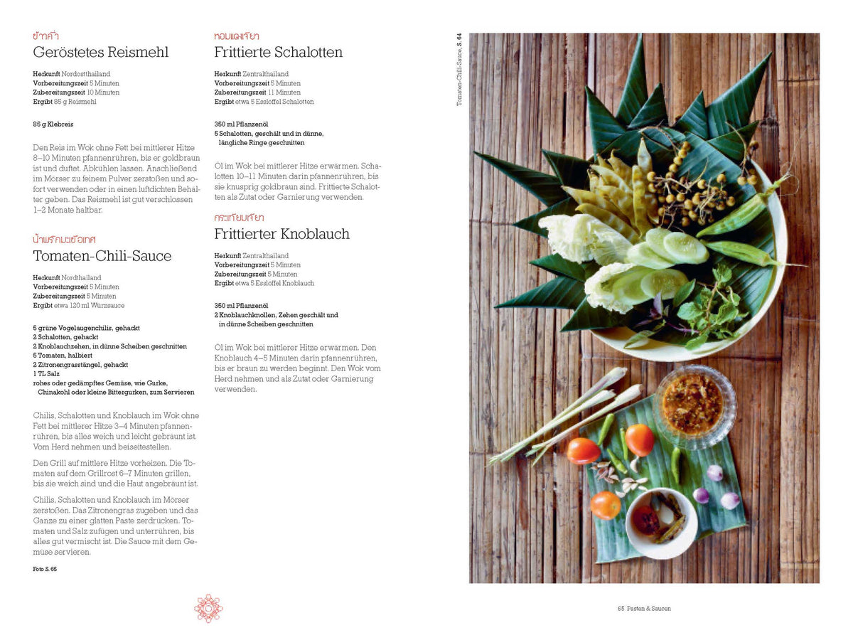 Teller mit Gemüse und Kräutern neben Pasten und Saucen aus Thailand - Das Kochbuch.