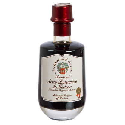 Bertoni Aceto Balsamico di Modena, 8 Jahre gereift, Flasche mit rotem Deckel und rotem Etikett.