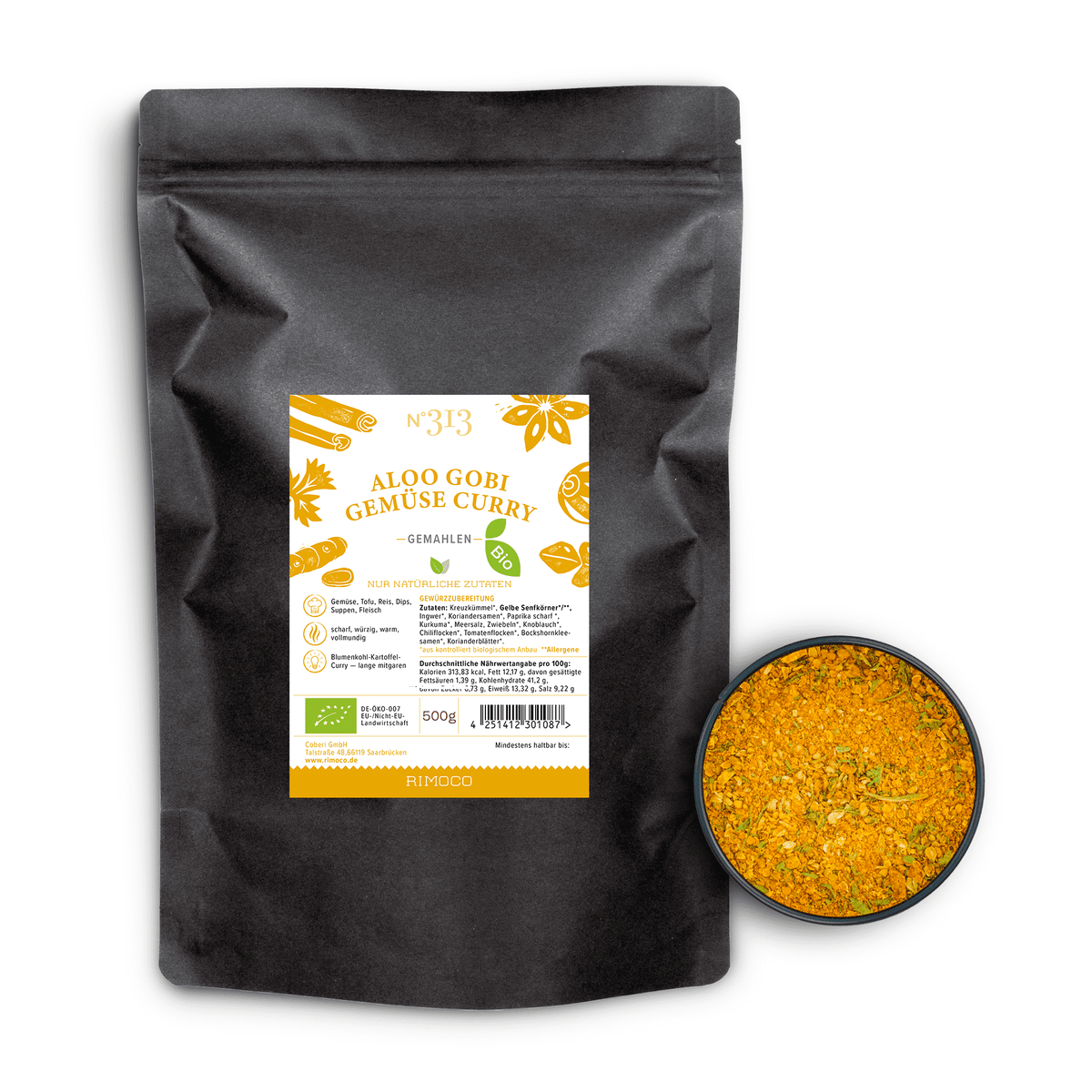 Schwarzer Beutel Bio Aloo Gobi Gemüsecurry neben einer Schale mit Currymischung in Pulverform.