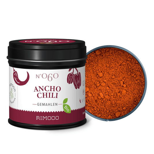 In einer offenen Dosis Bio Ancho Chili gemahlen ist intensiv rotes Chilipulver zu sehen.