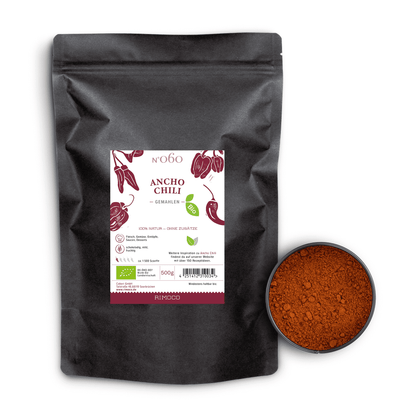 Bio Ancho Chili gemahlene Tüte neben einer Schale mit gemahlenem Chili, beides auf weißem Hintergrund.