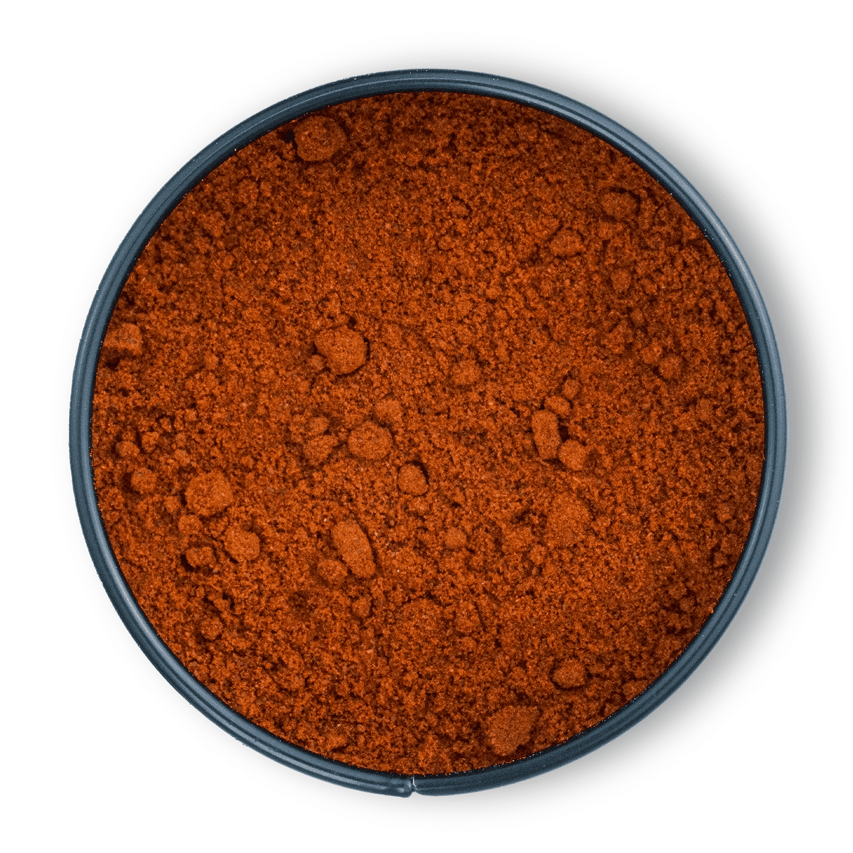 Rundes Gefäß mit fein gemahlenem, rötlich-braunem Bio Ancho Chili von oben gesehen.