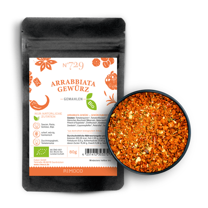 Eine Packung und eine Schale Bio Arrabbiata Gewürz, orange-rot und gemahlen.