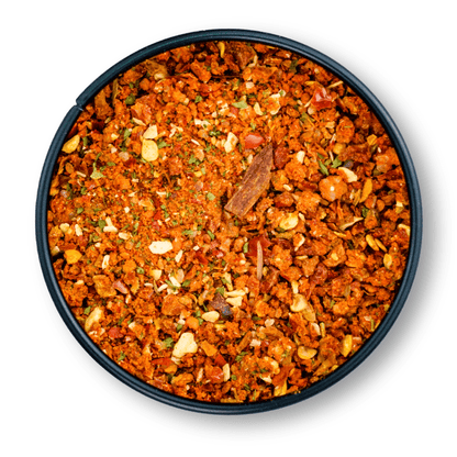 Rundes Gefäß mit Bio Arrabbiata Gewürz, bunte grobe Mischung aus Gewürzen und Kräutern.