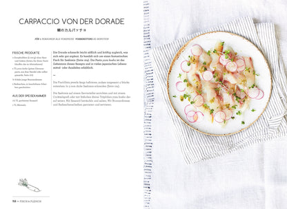 Carpaccio mit Radieschen und Kräutern auf weißem Teller, daneben Authentisch Japanisch auf weißem Tuch.