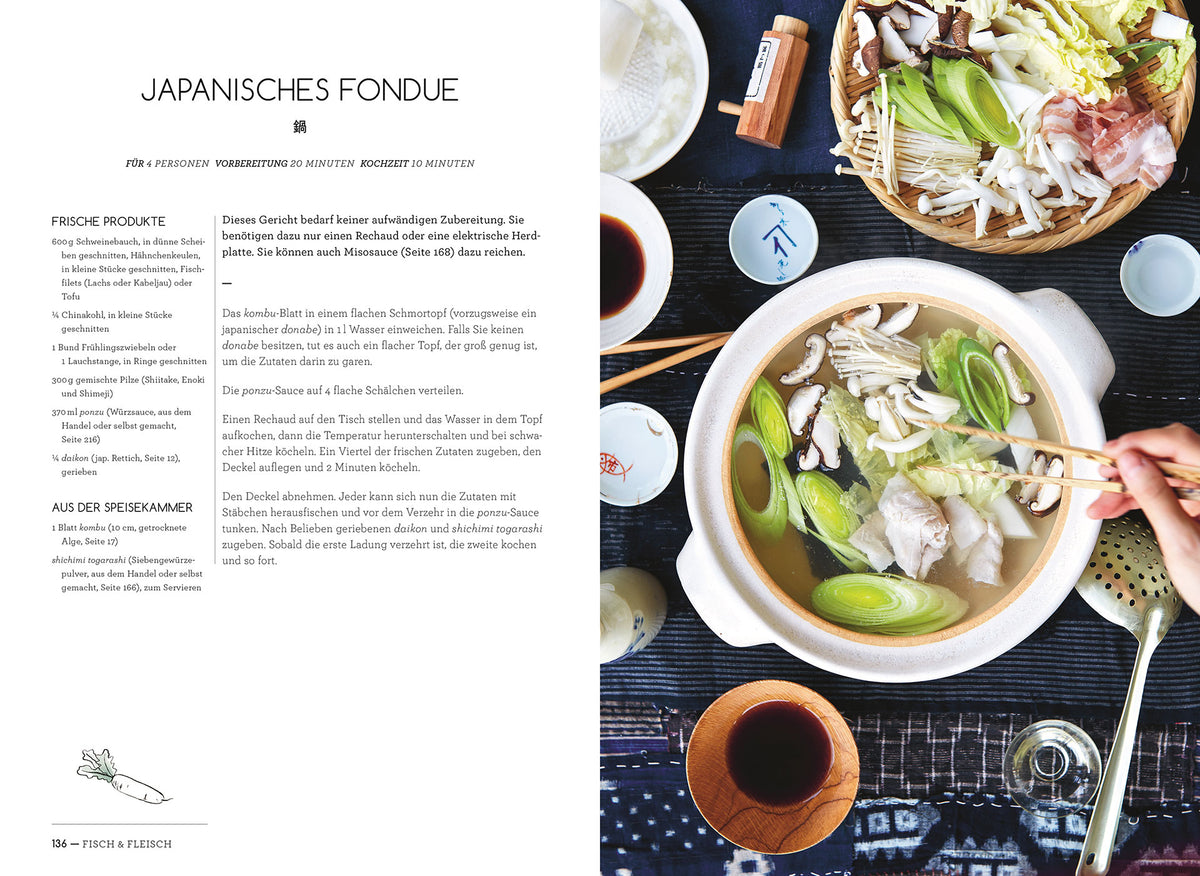 Eine Hand taucht Essen in den Authentisch Japanisch-Topf, umgeben von frischem Gemüse und Saucen.