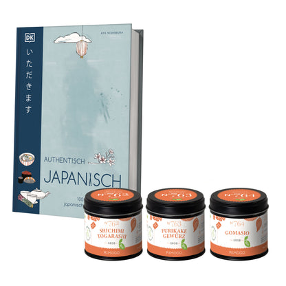 Kochbuch mit drei Gewürzen: Shichimi Togarashi, Furikake und Gomasio in Streudosen.