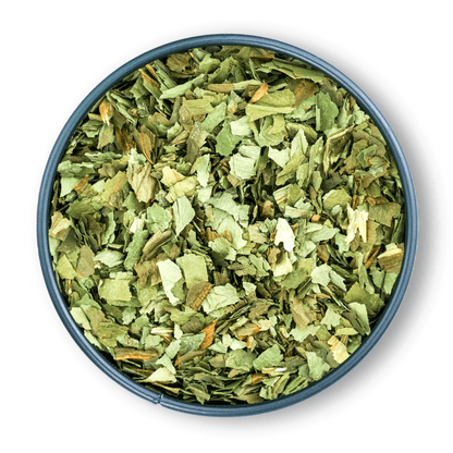 Runder Behälter Bio Bärlauchblätter geschnitten von oben auf weißem Hintergrund.