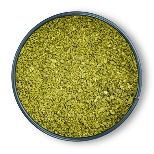 Runde Dose mit Bio Bärlauchpesto Gewürz, gefüllt mit fein gemahlenem grünen Pulver, von oben gesehen.