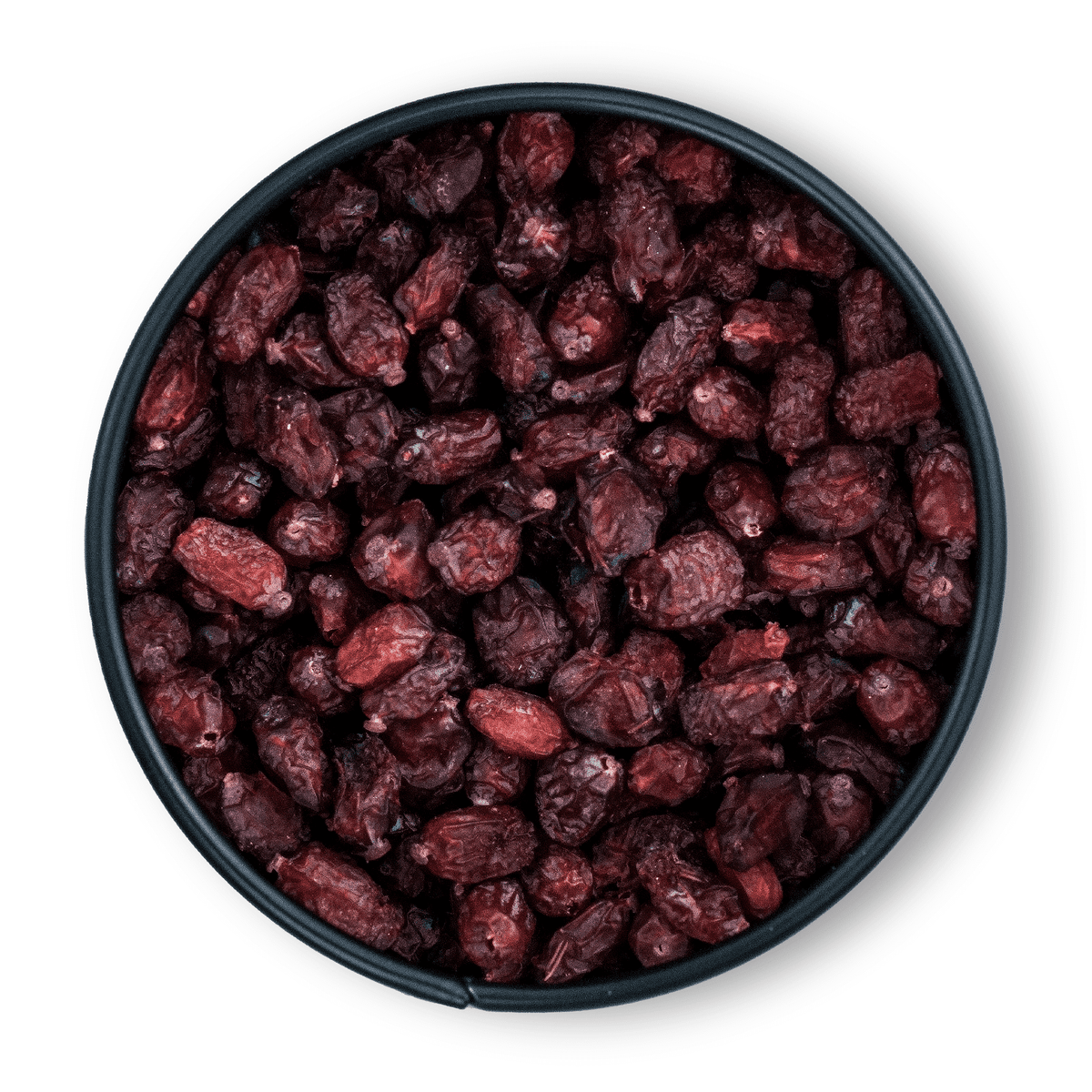 Schwarze Schale mit Bio-Berberitzen von oben auf weißem Hintergrund.