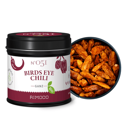 Geschenkset Happy tin neben geöffneter Dose mit indischen Gewürzen und getrockneten roten Chilis.