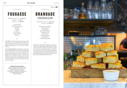 Brot auf Marmor, daneben Fleur de Sel de Camargue in grober Form und ein Dip im Restaurant.