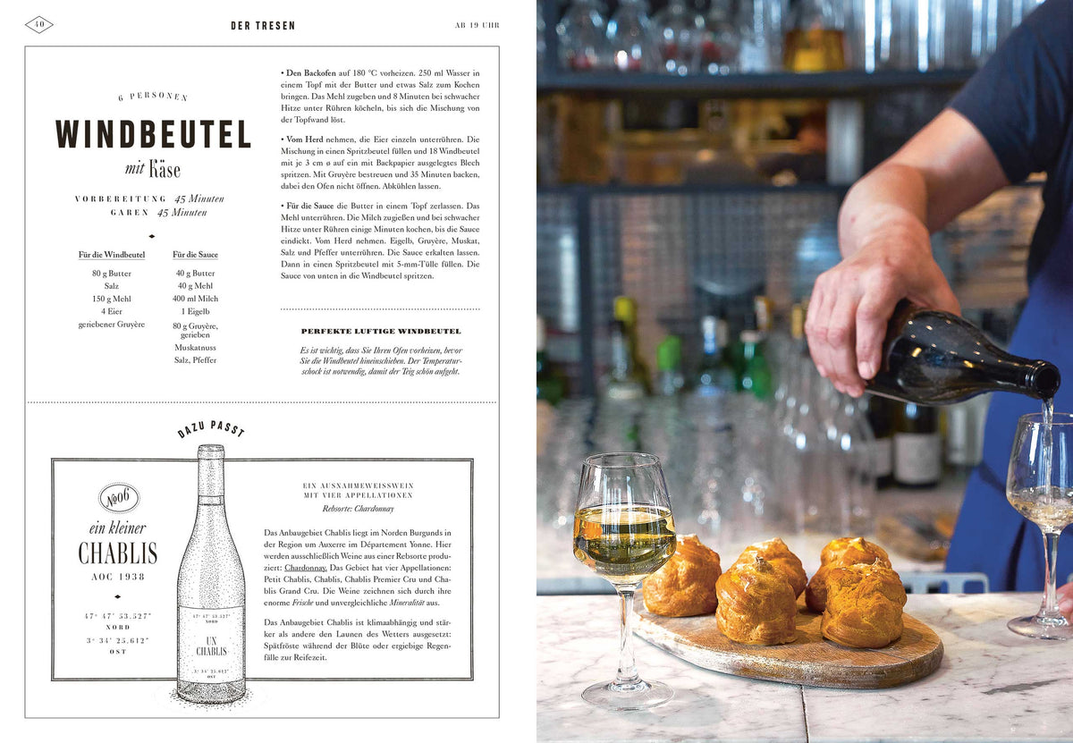 Weißwein wird nahe Käse-Cream-Puffs und Geschenkset Bistro auf einer Marmorbar eingeschenkt.