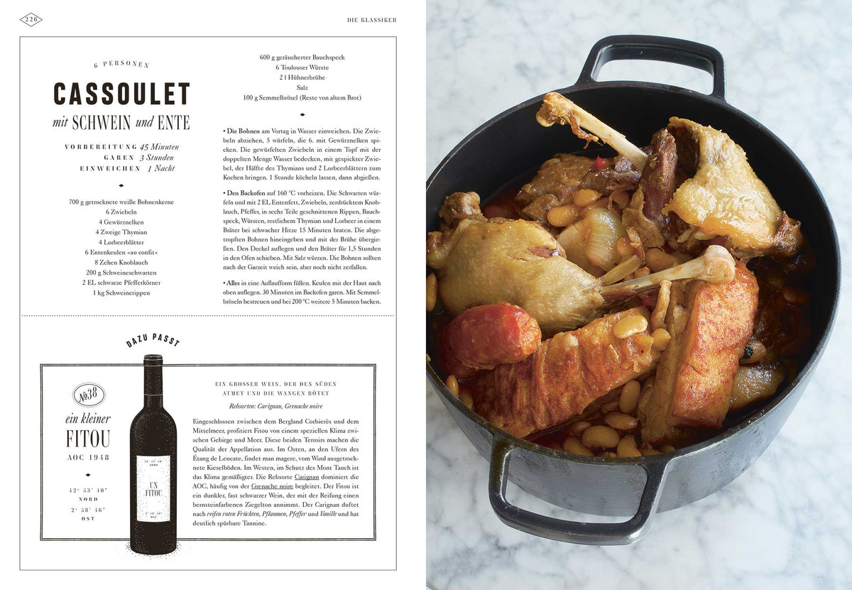 Cassoulet mit Schwein, Ente, Bohnen und Wurst in schwarzem Topf; links ein Rezepttext.