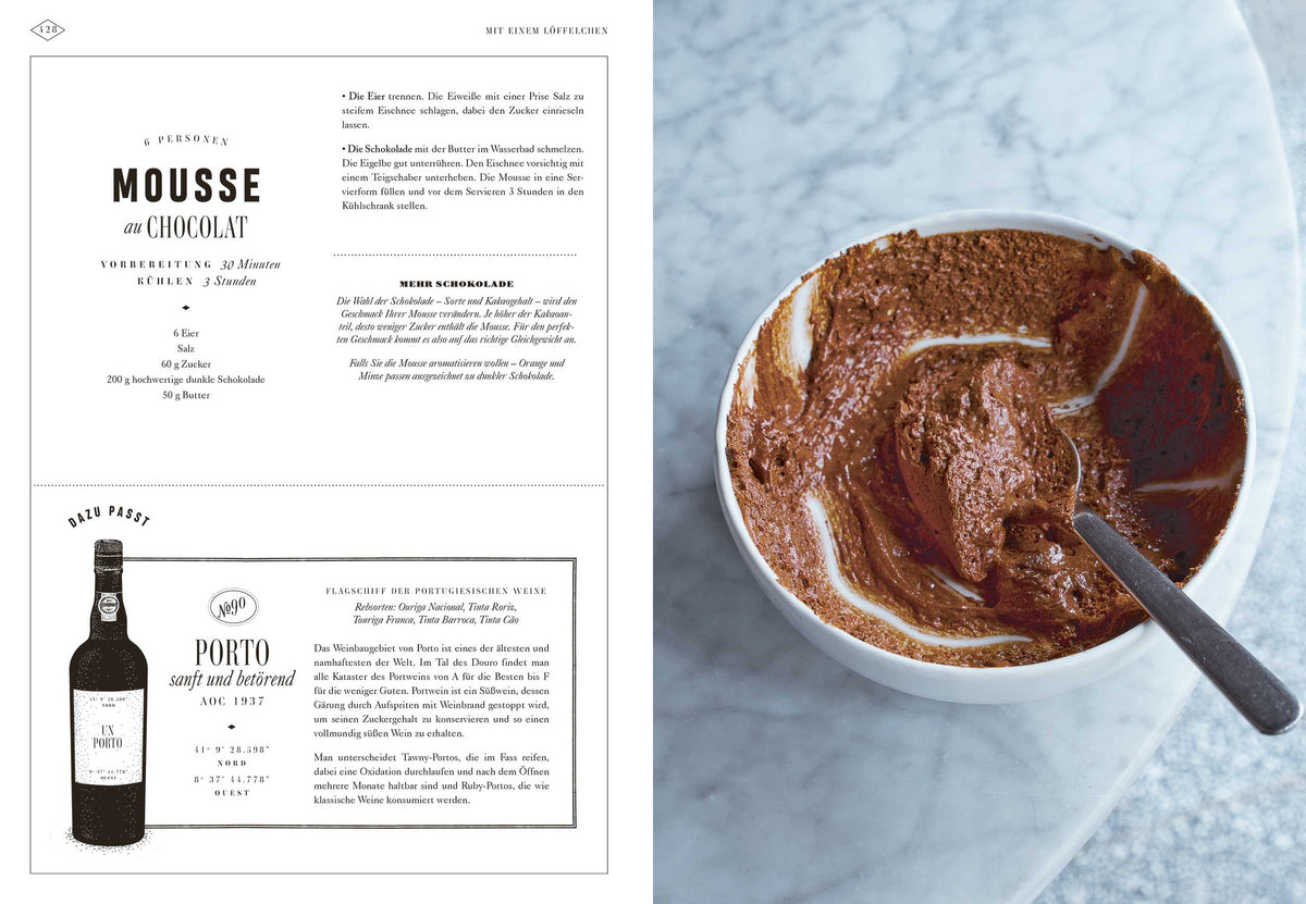 Eine Schale Schokoladenmousse mit Löffel auf Marmor neben einer Bistro, Bistro! Rezeptseite.
