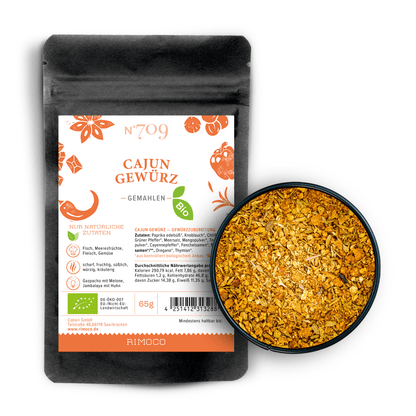 Bio Cajun Gewürz in einer Schale, daneben eine Packung mit orange-weißem deutschen Etikett.