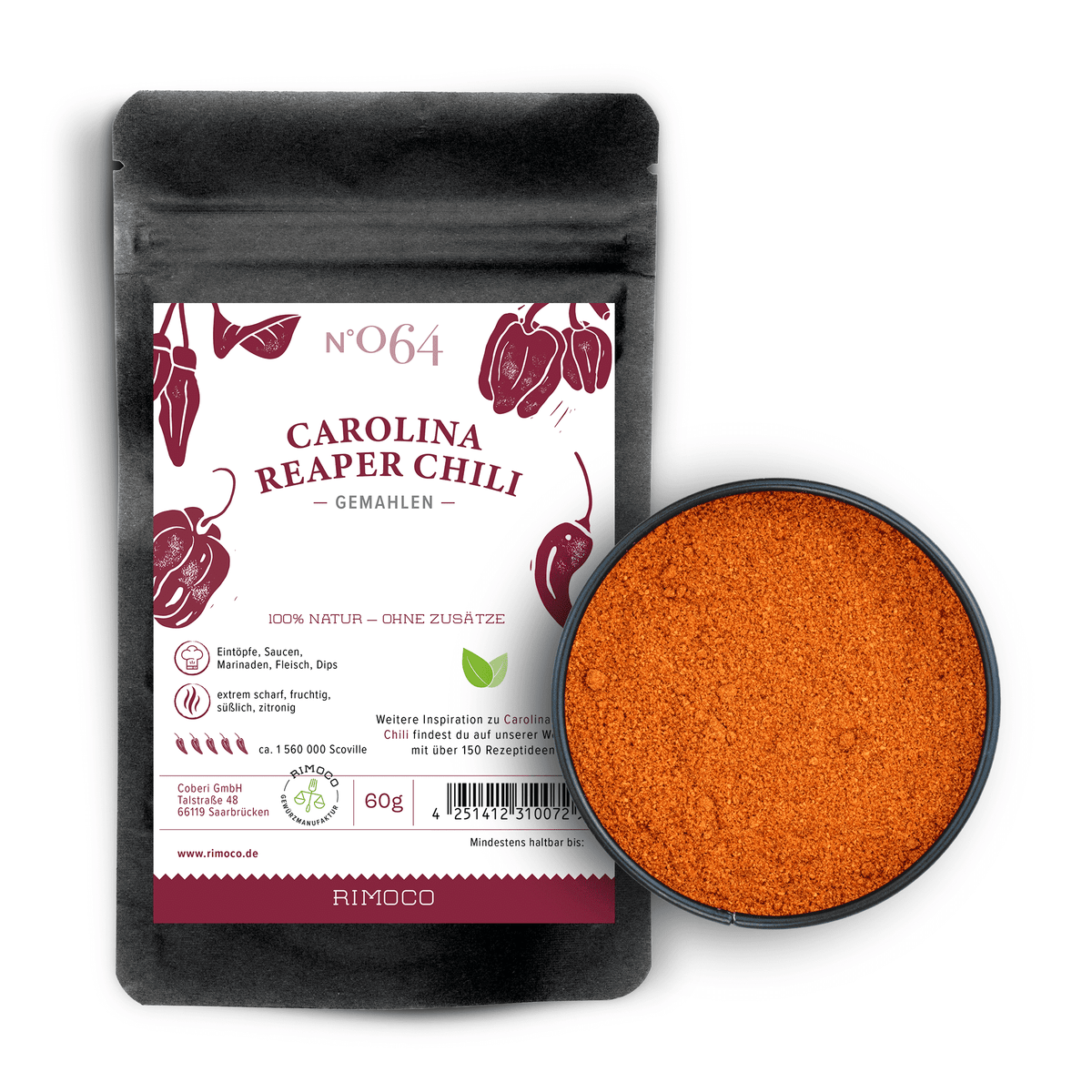Carolina Reaper Chili in schwarzem Beutel neben einer Schale mit leuchtend rotem Chilipulver.