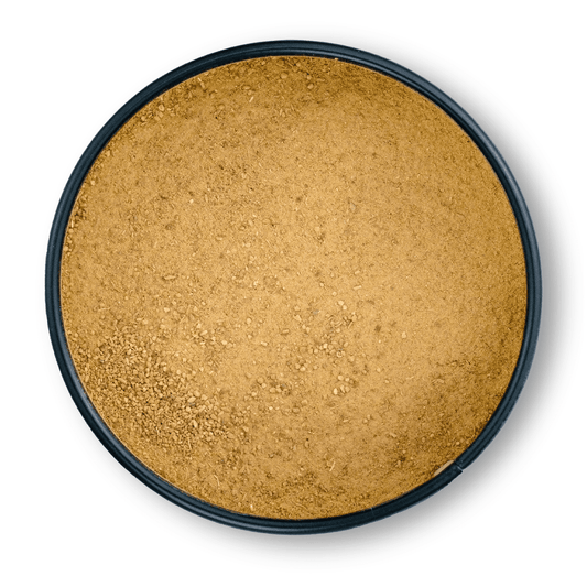 Runde schwarze Schale mit gemahlenem Bio Ceylon Zimt, von oben auf weißem Hintergrund gesehen.