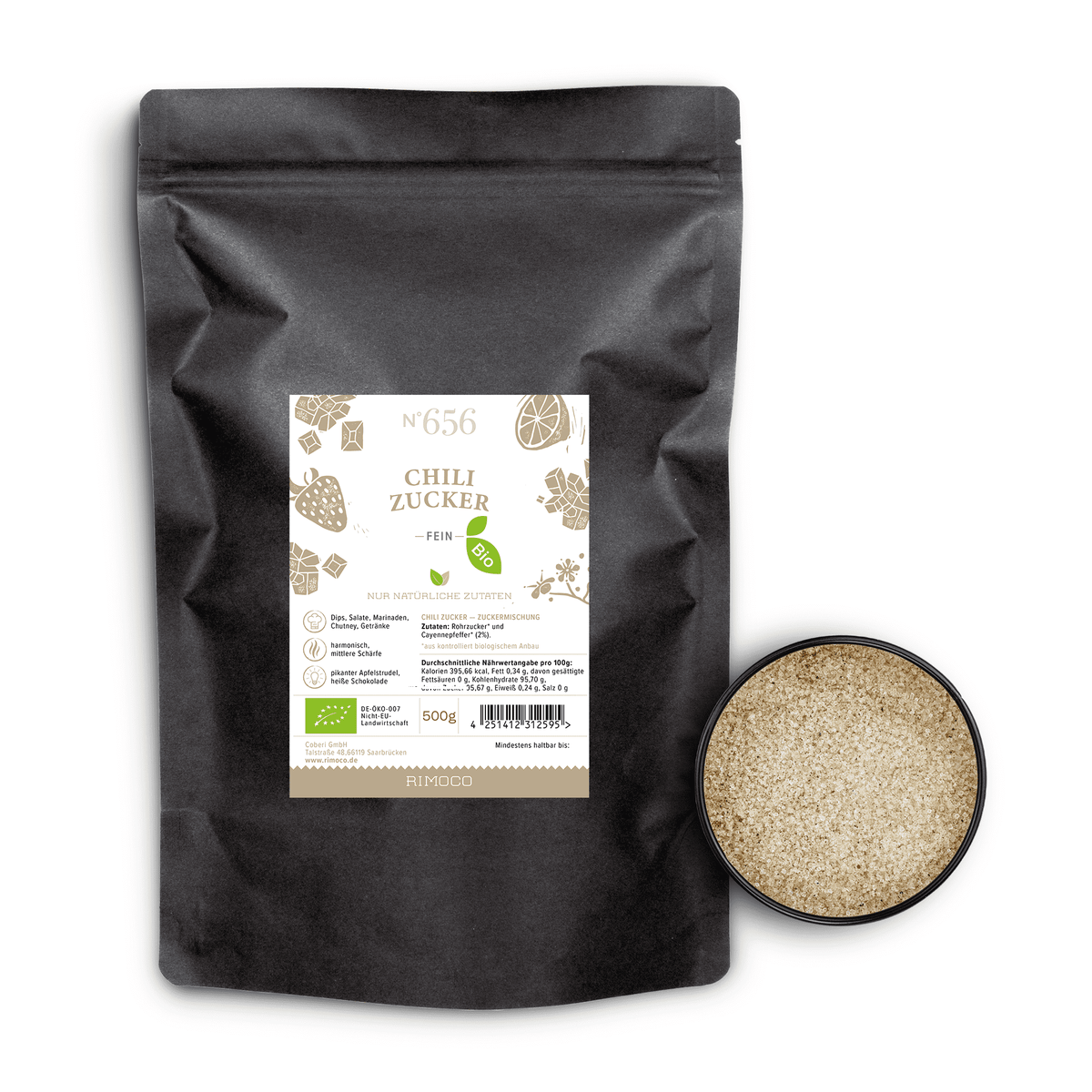 Bio Chili Zucker Beutel neben einer kleinen schwarzen Schale mit hellbraunem Zucker.