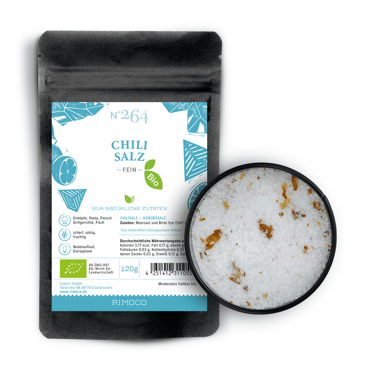 Bio Chilisalz in schwarzem Beutel neben einer Schale mit grobem Salz und Birds Eye Chili-Flocken.