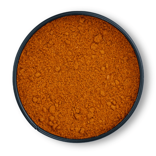 Runde schwarze Dose mit Bio Chipotle Chili gemahlen, von oben gesehen.