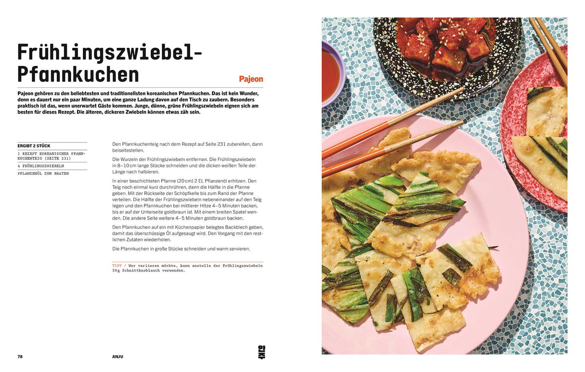 Pfannkuchen mit Frühlingszwiebeln und einer kleinen Schale Dip-Sauce.