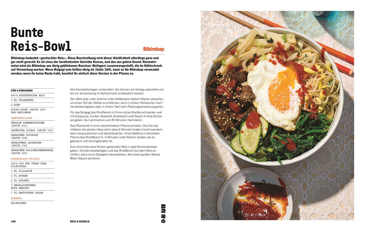Koreanische Reisschüssel mit Gemüse, Blattgemüse, Ei und Soße.