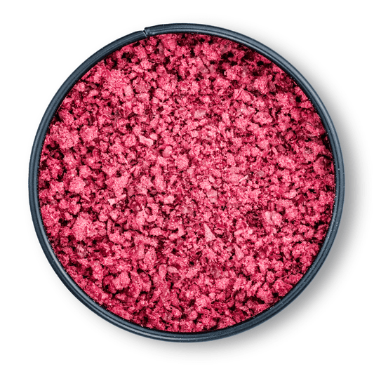 Bio Cranberry Pulver in runder schwarzer Dose, daneben leuchtend rosafarbenes Pulver auf weißem Hintergrund.