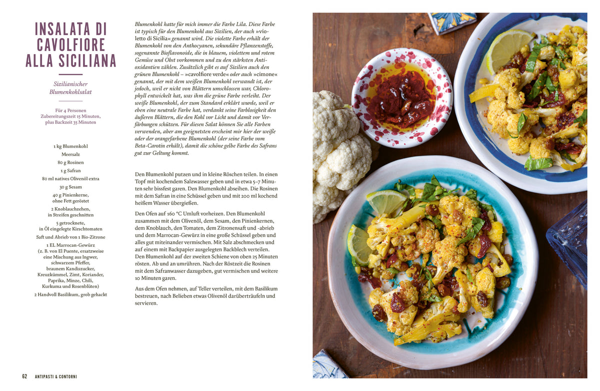 Zwei Teller sizilianischer Salat, daneben Geschenkset Cucina Vegetariana und Rezept auf Buchseite.