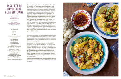 Zwei Teller sizilianischer Salat, daneben Geschenkset Cucina Vegetariana und Rezept auf Buchseite.