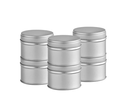 Zwölf silberne, stapelbare Gewürzdosen mit Aromadeckel und zwölf Etiketten nebeneinander angeordnet.