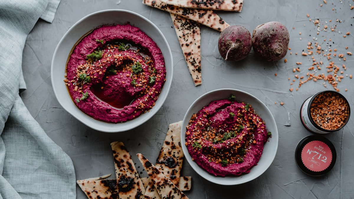 Zwei Schalen Rote-Bete-Hummus mit Kräutern, Fladenbrot, Rote Bete und Grundausstattung 48 Gewürze.
