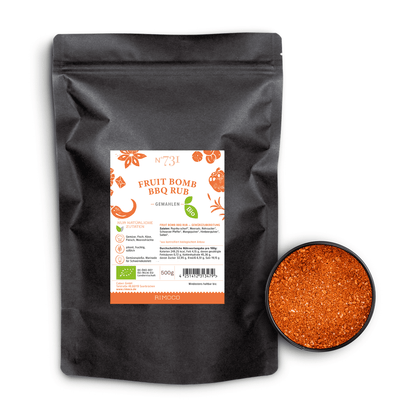 Bio Fruit Bomb BBQ Rub neben einer Schale mit rötlich-orangem, gemahlenem Gewürz.