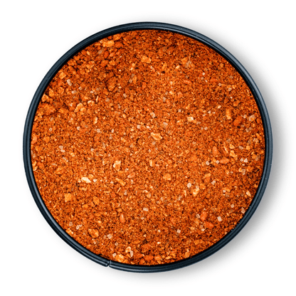 Runde schwarze Schale mit Bio Fruit Bomb BBQ Rub, von oben gesehen.