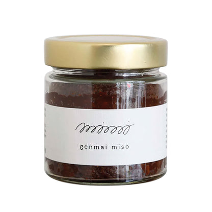 Bio Genmai Miso in einem Glas mit goldenem Deckel, gefüllt mit dunkelbrauner Misopaste.