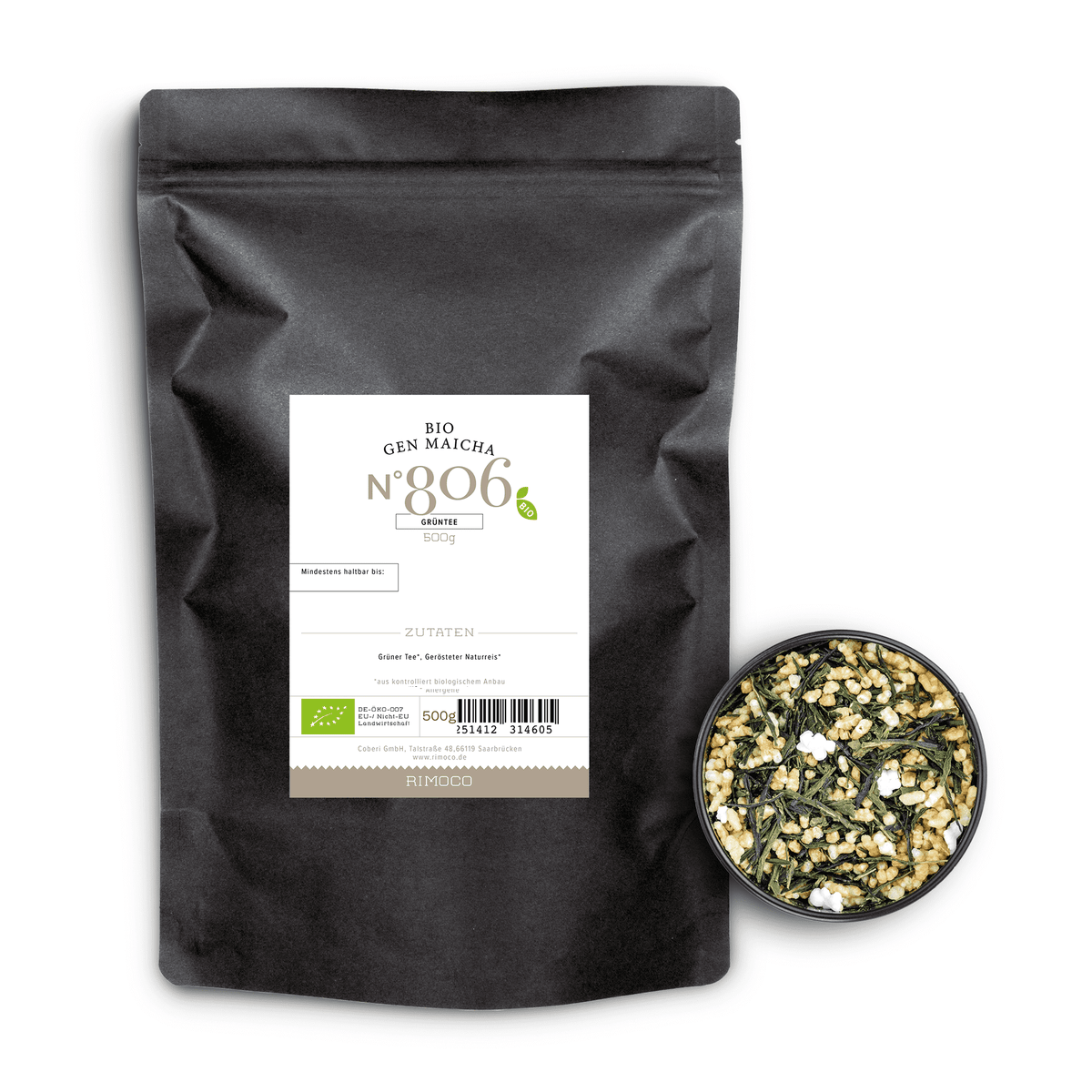 Schwarze Packung Bio Grüntee Genmaicha neben Schale mit grünem Tee, Reis und grünen Blättern.