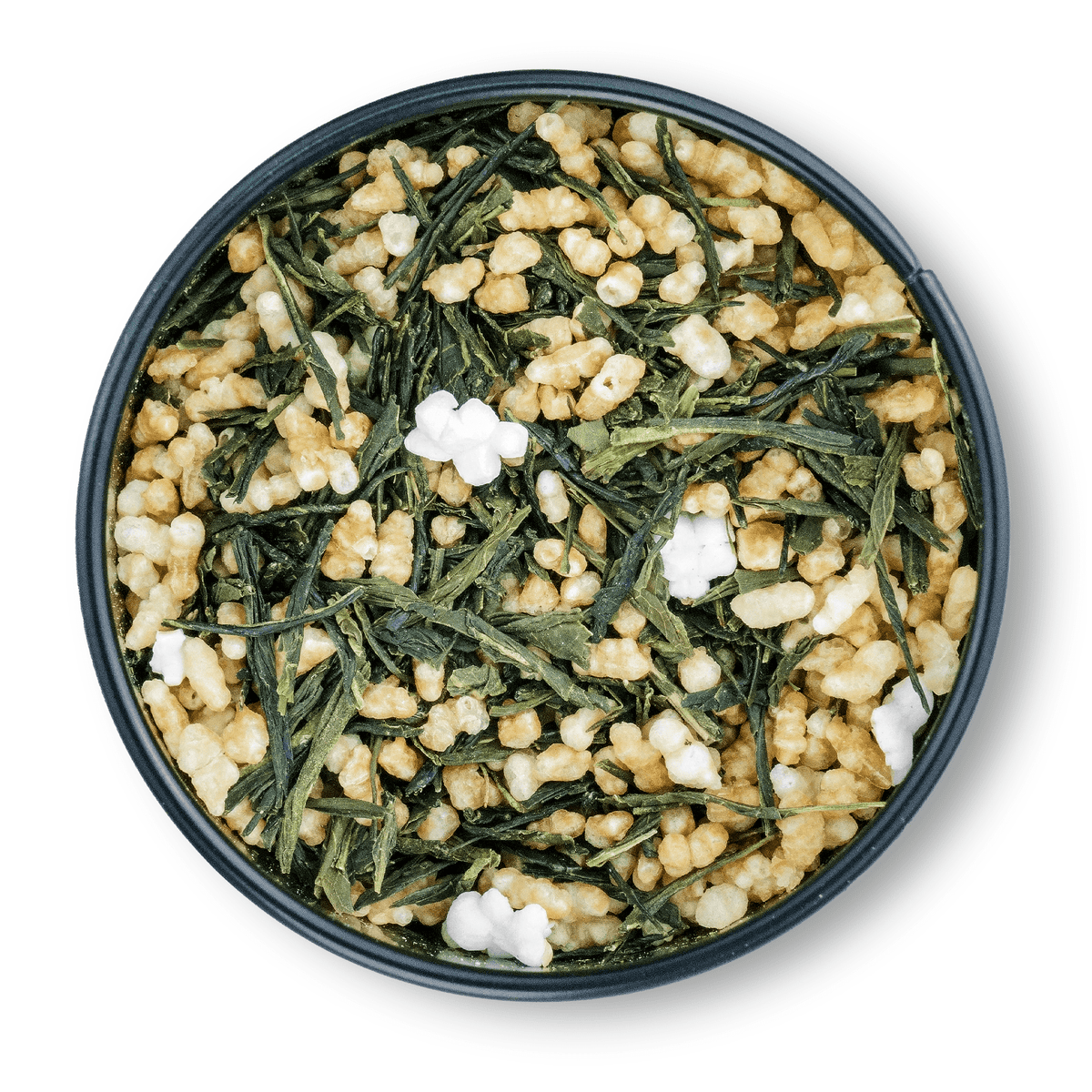 Eine Schale mit Bio Grüntee Genmaicha, grünem Tee und geröstetem Reis auf weißem Hintergrund.
