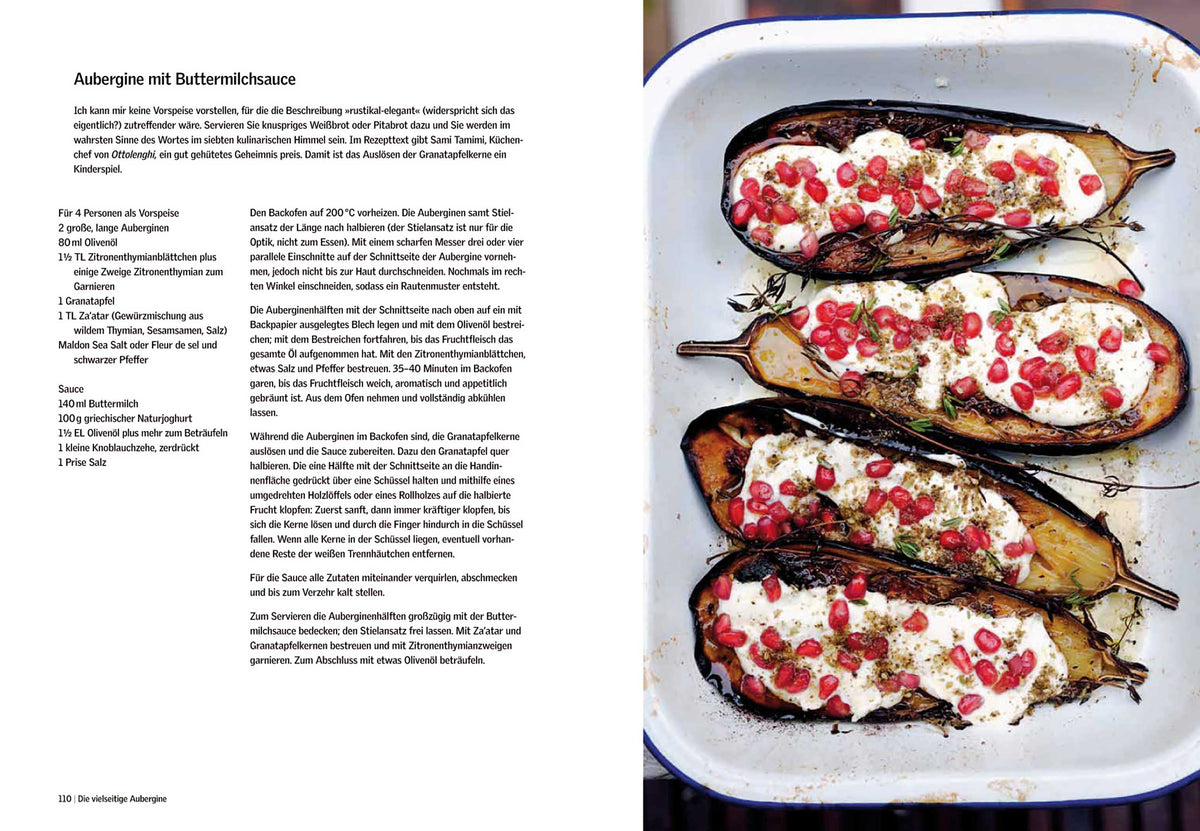 Geröstete Auberginenhälften mit Joghurtsauce und Granatapfelkernen auf Teller.