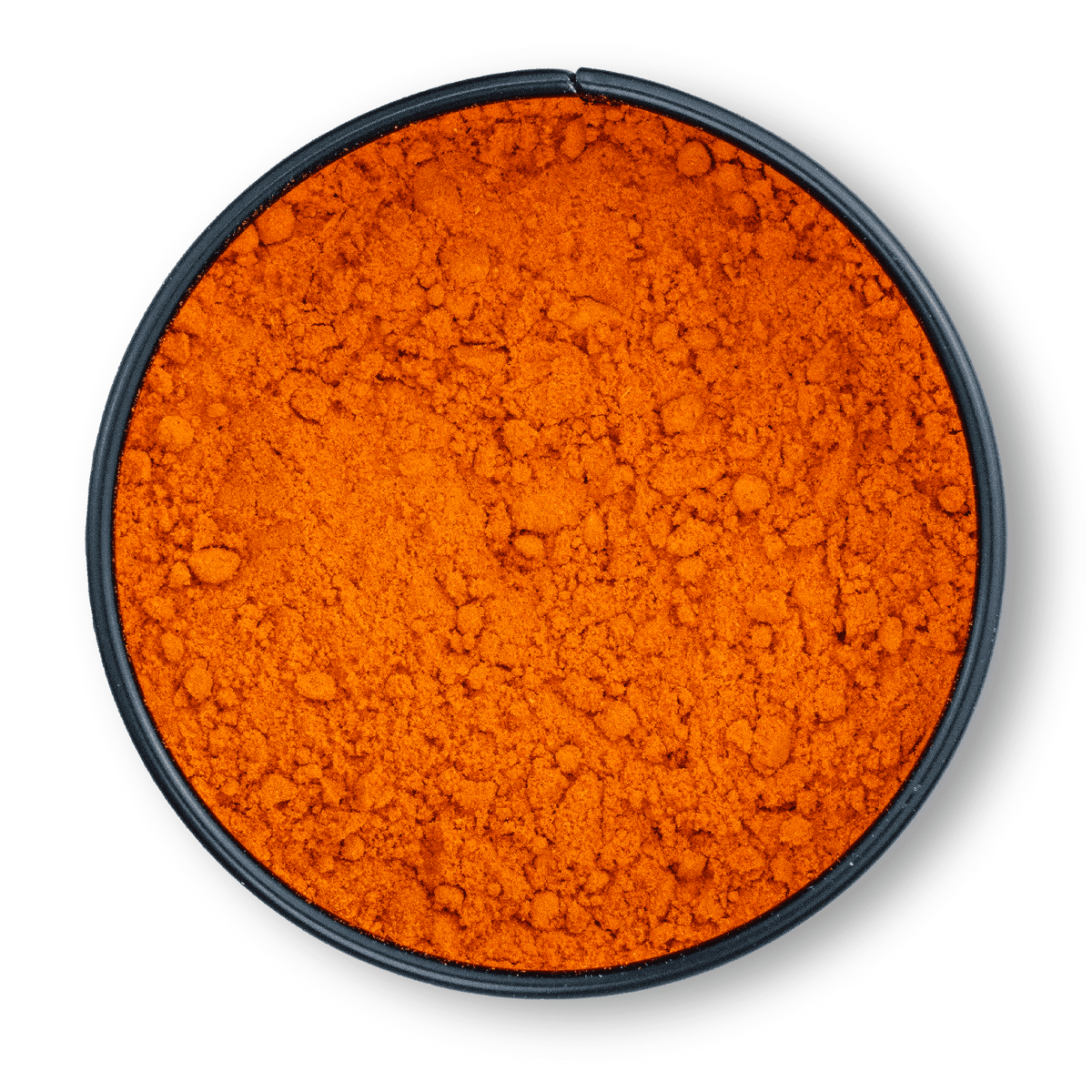 Runde schwarze Schale mit leuchtend orange-rotem, edelsüßem Bio Paprikapulver auf weißem Hintergrund.