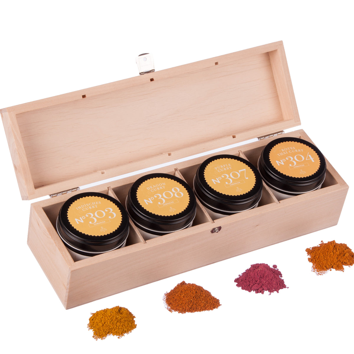 Curry Geschenkbox: Holzkiste mit 4 nummerierten Gewürzgläsern, davor Häufchen Currypulver.