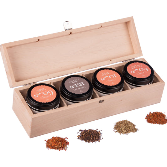 Grillgewürze Geschenkbox N°1 mit vier beschrifteten Dosen und losen Gewürzmischungen davor.