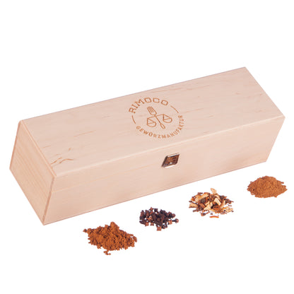 Weihnachts Geschenkbox mit Bio Ceylon Zimt und sichtbaren Gewürzen auf weißem Hintergrund.