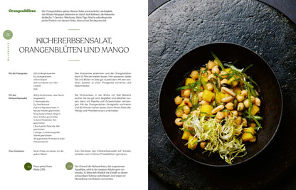 Ein schaler Kichererbsensalat mit geraspeltem Grün und Mango.