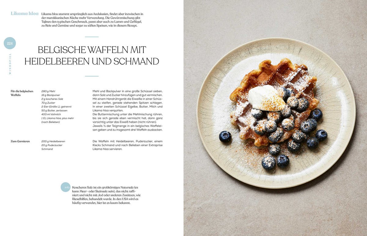 Ein Teller mit einer belgischen Waffel, Blaubeeren, Sahne und etwas Gewürz von Heiko Antoniewicz.
