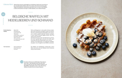 Ein Teller mit einer belgischen Waffel, Blaubeeren, Sahne und etwas Gewürz von Heiko Antoniewicz.