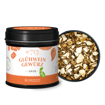 Offene Dose mit Bio Glühweingewürz, darin getrocknete Gewürze und Zitrusschalen sichtbar.