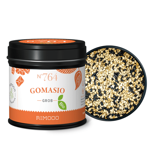 Geöffnete Dose mit Bio Gomasio, darin sichtbar eine Körnermischung aus schwarzem und weißem Sesamsalz.