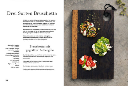 Drei Sorten Bruschetta auf einem Holzbrett.